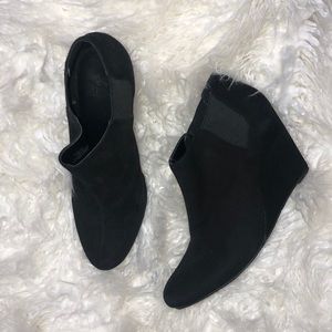 VINCE CAMUTO Suede Wedges